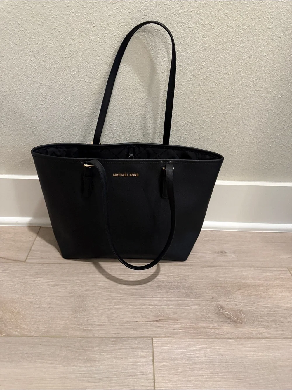 Michael Kors Black Tote in good condition. - Picture 2 of 4